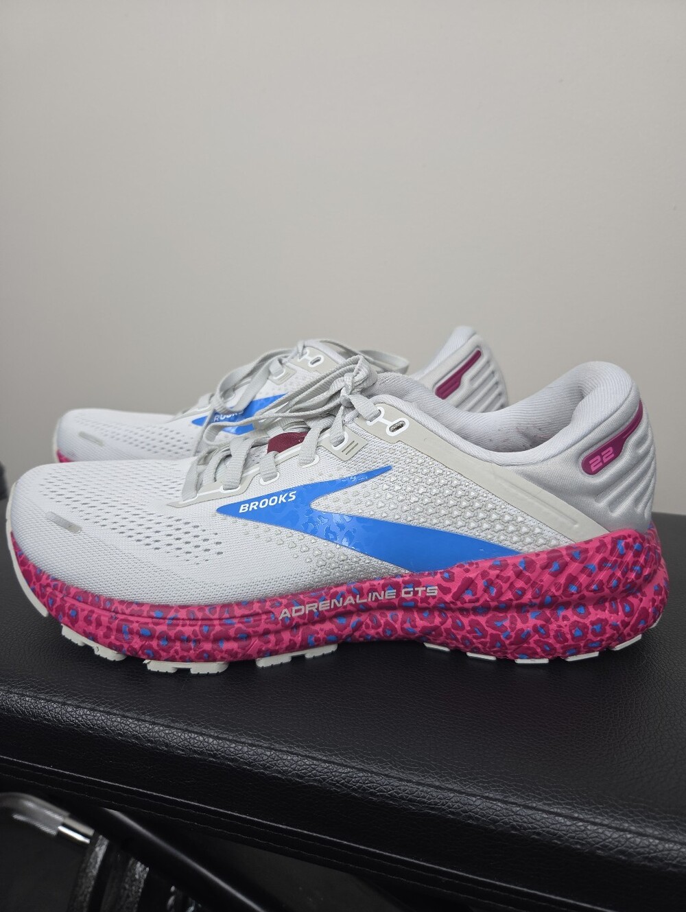 Brooks Adrenaline GTS 22 Running Shoes Womens 9.5 White Pink Leopard Animal
